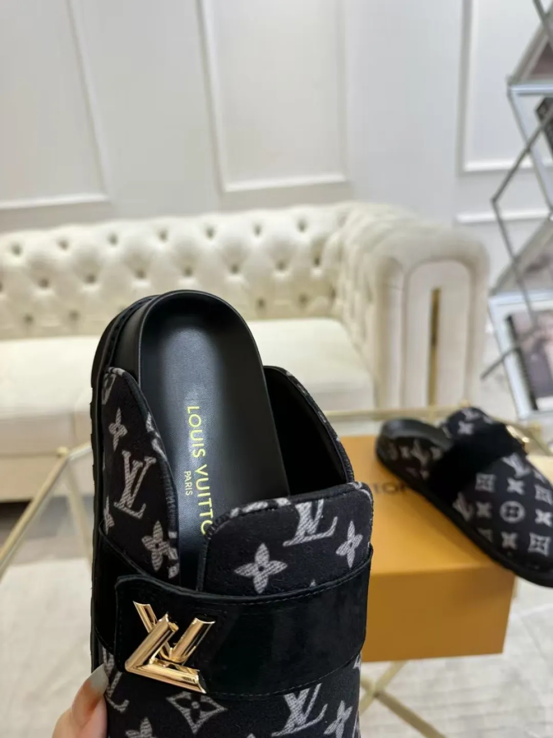 p560 High version women's toe-cap slippers ✨ **LV classic toe-toe slippers | Eternal elegance, starting from the toes** ✨ This pair of **Louis Vuitton classic toe-toe slippers** is an **eternal legend** in the fashion industry, and every detail tells **luxury and taste**. ... **Versatile, no matter the style**: ▪ Pair with jeans, casual and high-end ▪ Pair with a dress, elegant and lazy ▪ Commuting or dating, easily manage various occasions 💖 **Fashion icons are wearing it**, what are you waiting for?   **Owning it means owning an eternal classic**! ✨ #Louis Vuitton #LV slippers #Advanced sense of wear #Classic never goes out of style Fabric: Classic jacquard fabric Lining: Sheepskin lining Sole: Original rubber sole Size: Female 35-41 Male 38-46